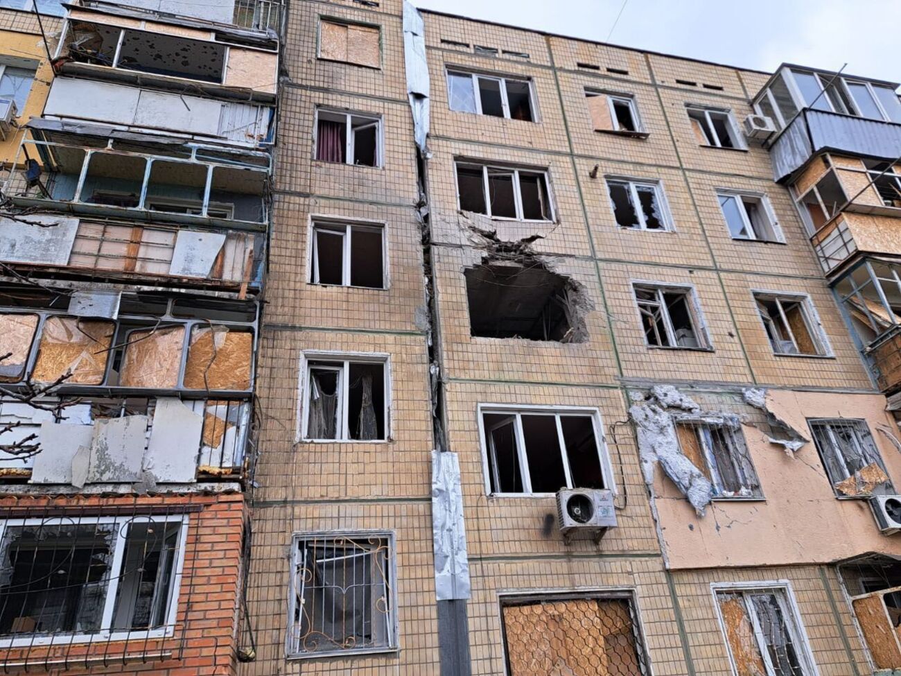 Унаслідок російського артобстрілу в Нікополі пошкоджено кілька багатоповерхівок, зазначили у прокуратурі
