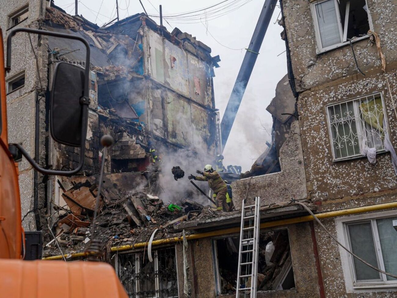 Унаслідок ворожого удару щонайменше троє людей загинули, ще 12 – постраждали