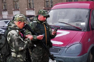На окупованих територіях загарбники вигадали незаконне "покарання" за порушення комендантської години – відбирають у місцевих автомобілі