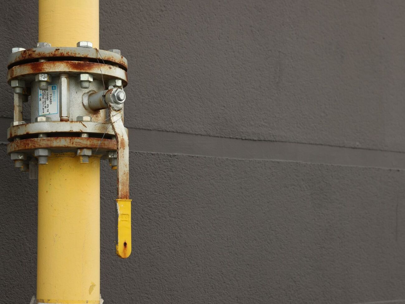 Рыночная ситуация и ограничения вполне могли стать одной из причин сокращения добычи газа, считает эксперт