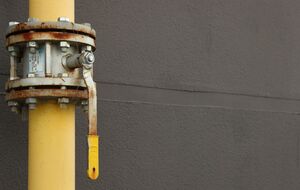 Рыночная ситуация и ограничения вполне могли стать одной из причин сокращения добычи газа, считает эксперт