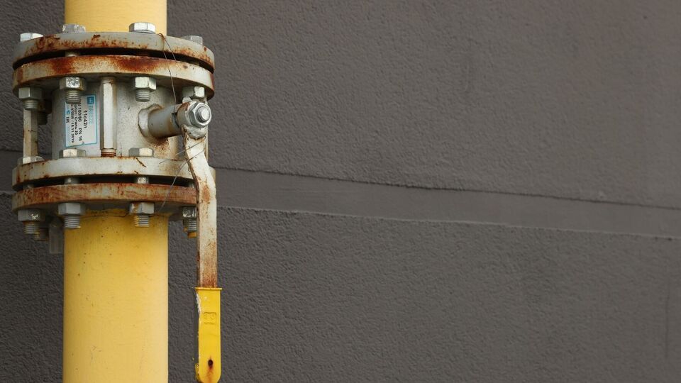 Рыночная ситуация и ограничения вполне могли стать одной из причин сокращения добычи газа, считает эксперт