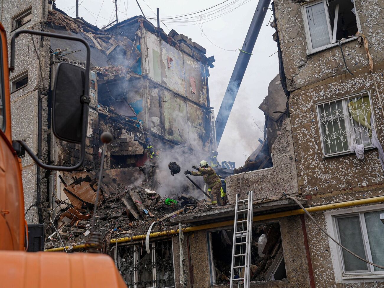 У ніч на 13 березня російський дрон Shahed ударив по багатоповерхівці в Сумах