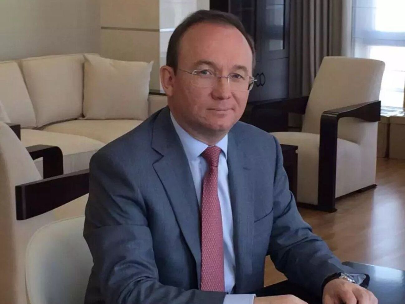 Робертус мог покончить с собой, пишет Baza. Официальную причину смерти топ-менеджера в РФ не называли