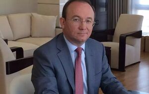 Робертус мог покончить с собой, пишет Baza. Официальную причину смерти топ-менеджера в РФ не называли