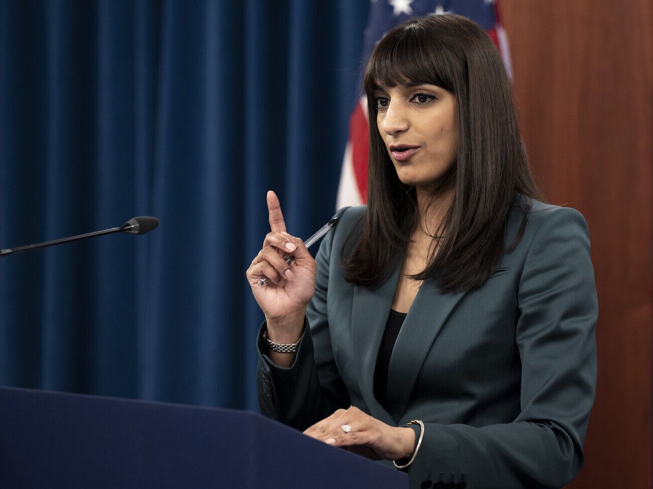 По словам Сингх, военная помощь, оказанная Украине в марте, была связана с необходимостью экстренной поддержки ВСУ