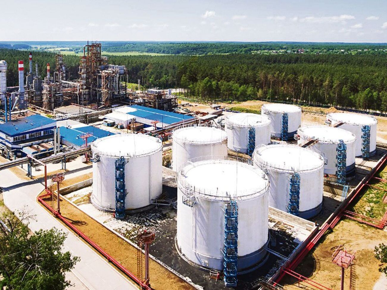 В результате удара дронов ГУР пострадал нефтехимический завод в Калужской области, заявляют СМИ