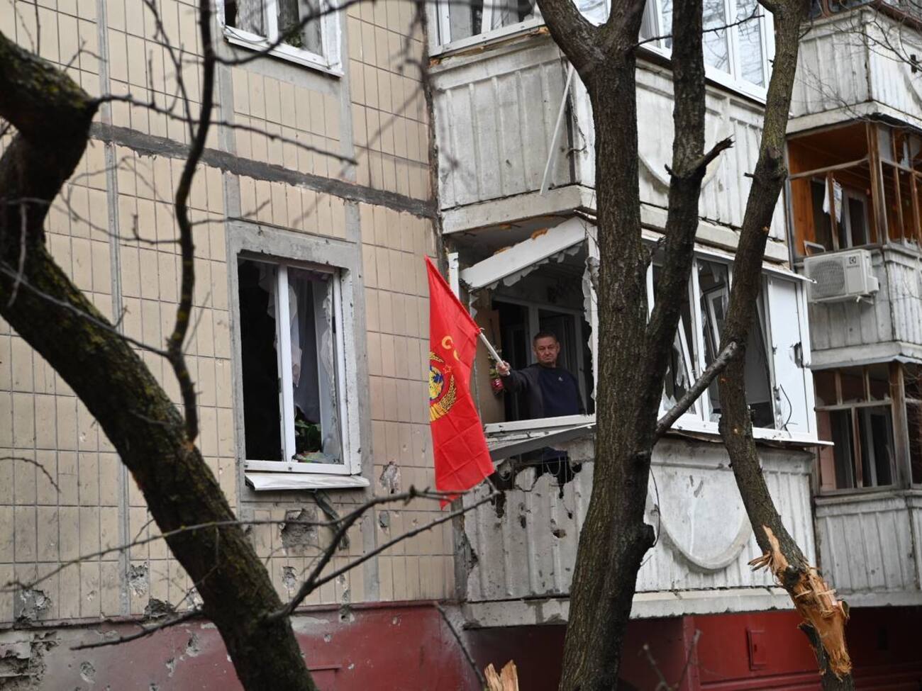 Пока РДК призывает жителей обстреливаемых регионов эвакуироваться, местные власти зовут их идти на выборы