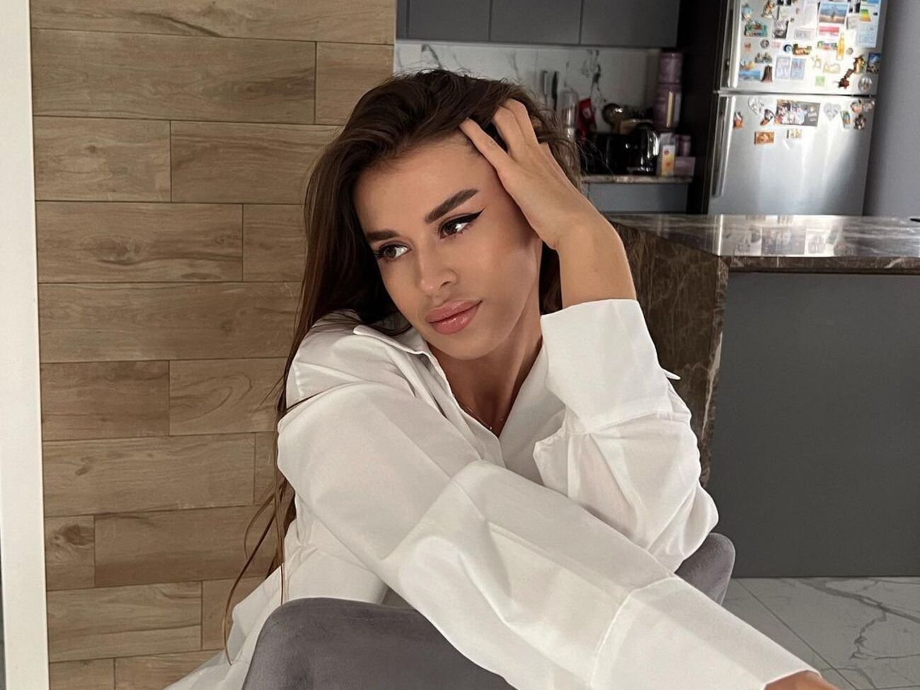 Реус сделала макияж перед камерой