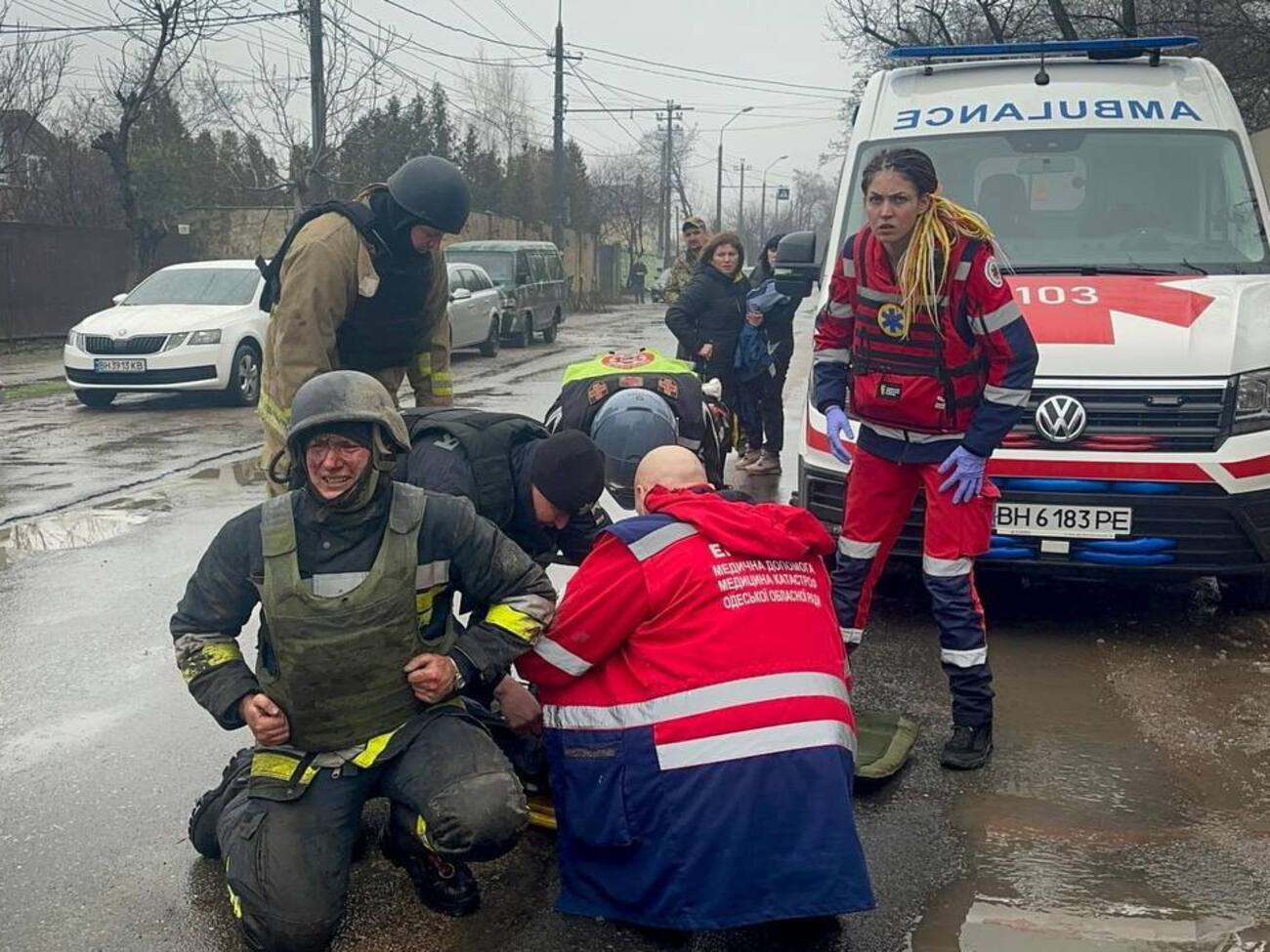 Співробітники ДСНС в Одесі потрапили під повторний ракетний удар російських окупантів