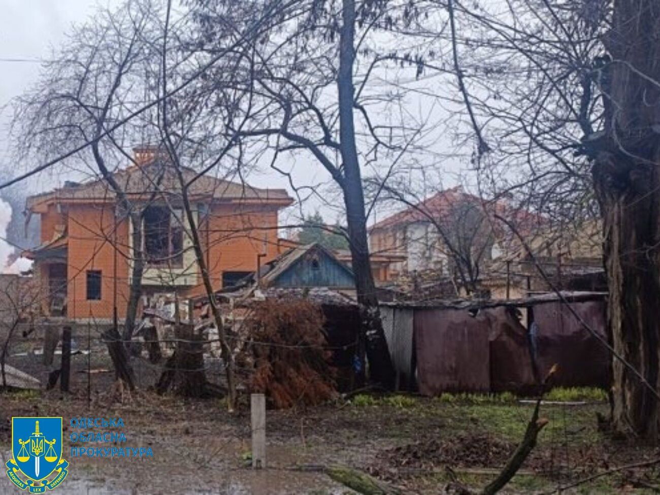 Окупанти вдарили по об'єктах інфраструктури в Одесі ракетами "Іскандер-М", пошкоджено щонайменше 10 приватних будинків, зазначили сили оборони півдня України