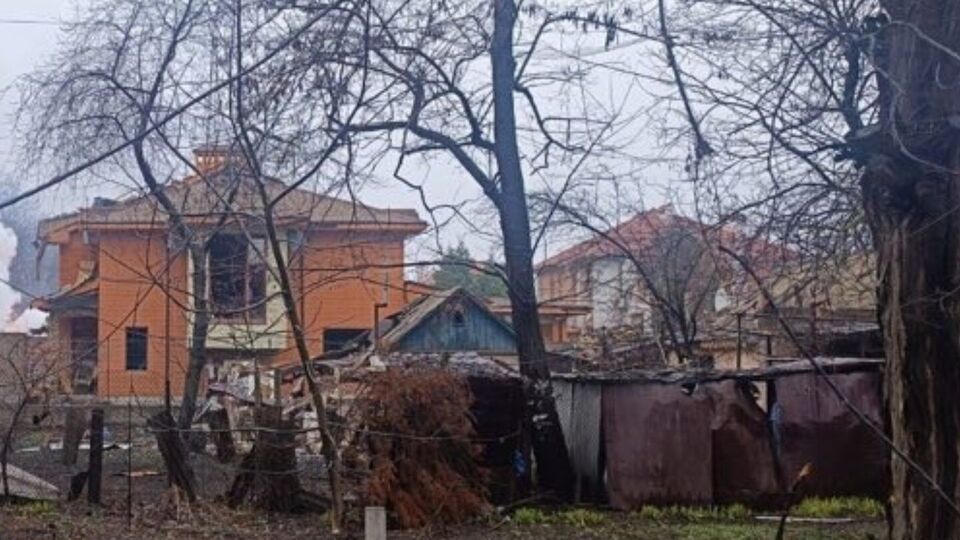 Окупанти вдарили по об'єктах інфраструктури в Одесі ракетами "Іскандер-М", пошкоджено щонайменше 10 приватних будинків, зазначили сили оборони півдня України