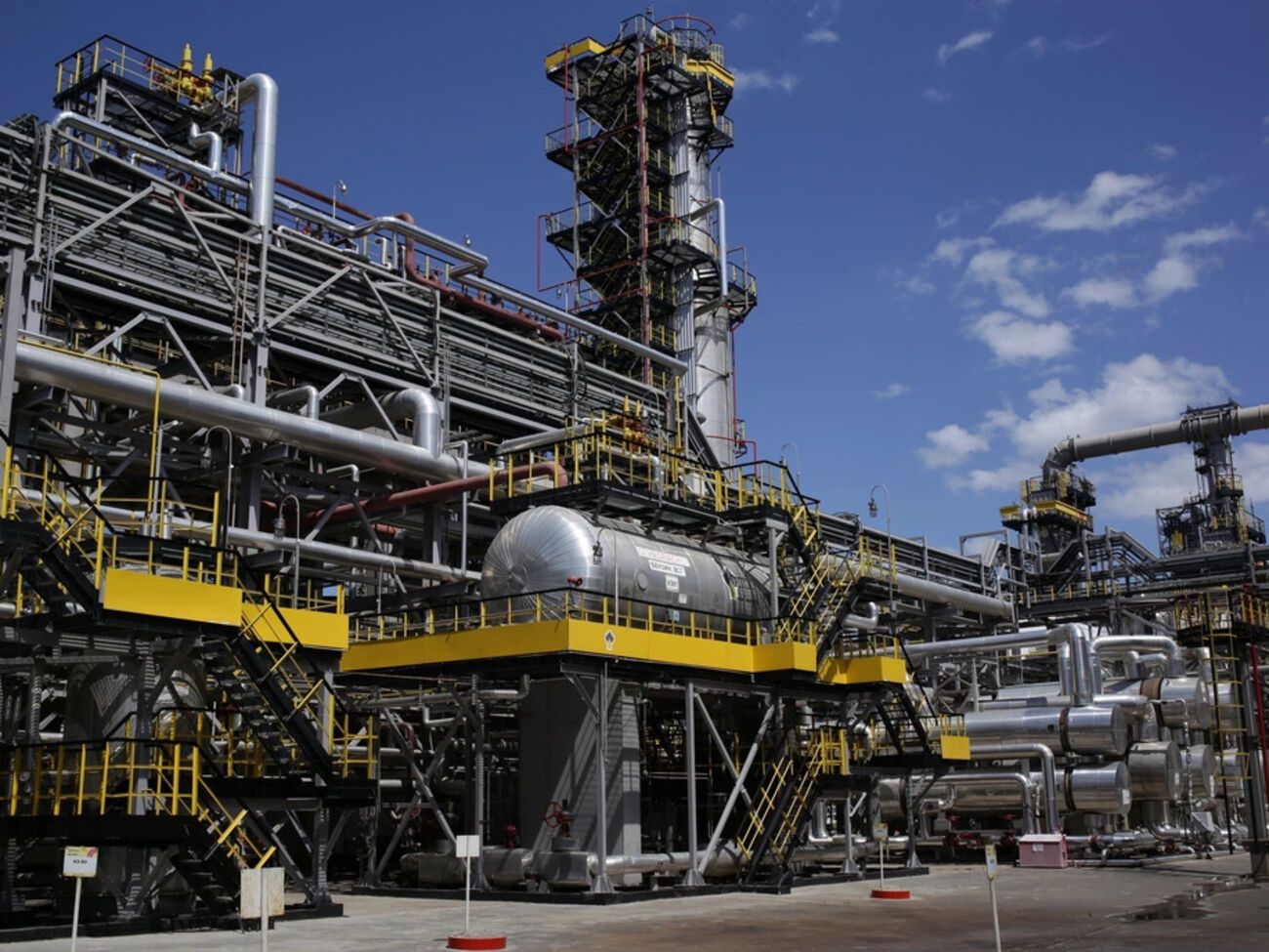 Оба завода принадлежат "Роснефти"