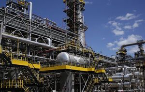 Оба завода принадлежат "Роснефти"