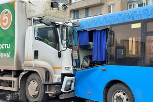 Один зі снарядів влучив у вантажівку