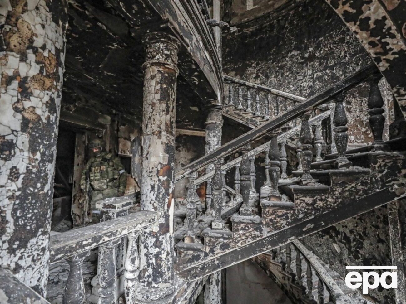 Росіяни зруйнували драмтеатр у Маріуполі 16 березня 2022 року