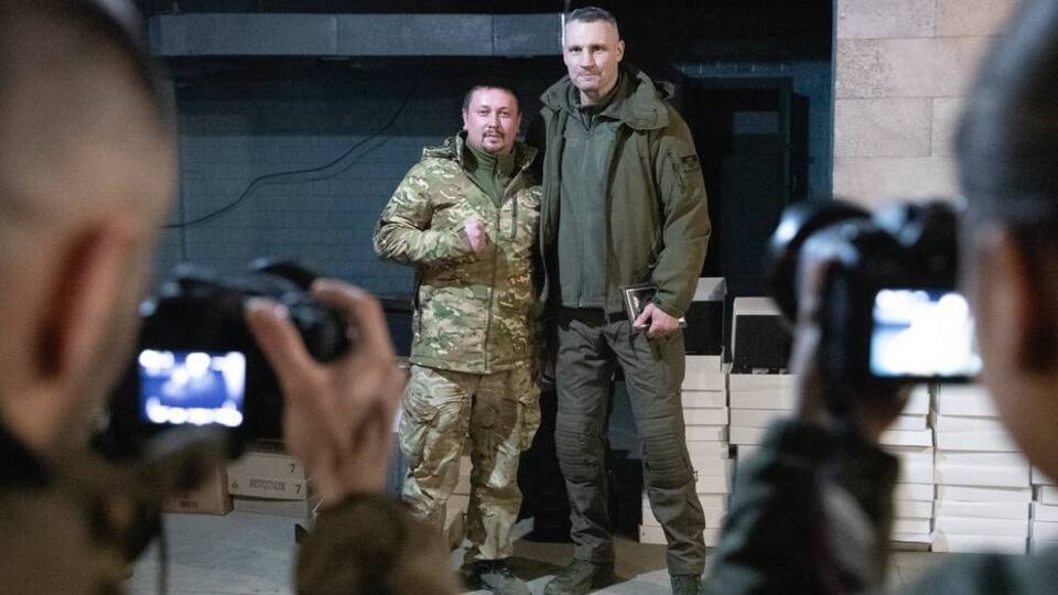 Виталий Кличко: Вернулся с Донбасса, где посетил наших бойцов и передал самое необходимое, за чем они обращаются. Заехал в четыре подразделения