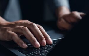 Oboz.UA зазначає, що українські хакери з початку весни "активно працюють на "виборах" у Росії"