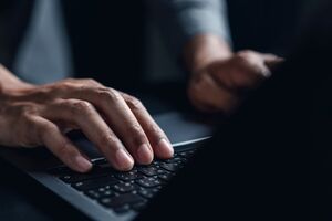 Oboz.UA отмечает, что украинские хакеры с начала весны "активно работают на "выборах" в России"