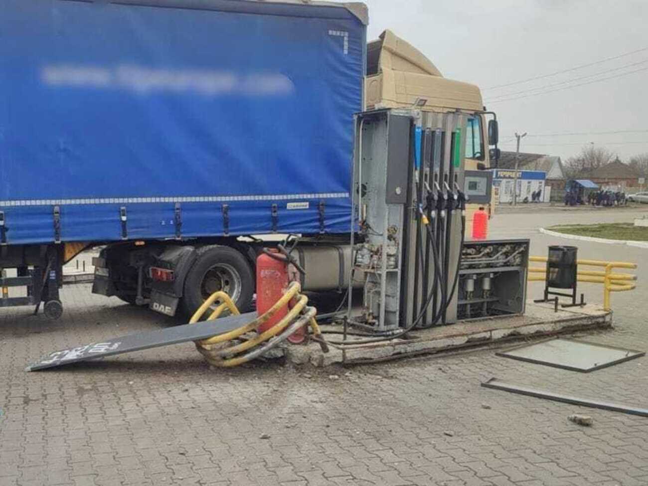 Оккупанты попали по заправке в Никополе, поврежден грузовой автомобиль, отметили в ОВА