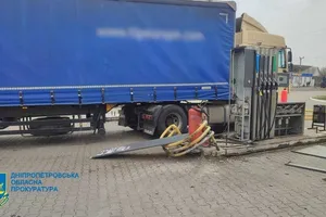 Оккупанты попали по заправке в Никополе, поврежден грузовой автомобиль, отметили в ОВА