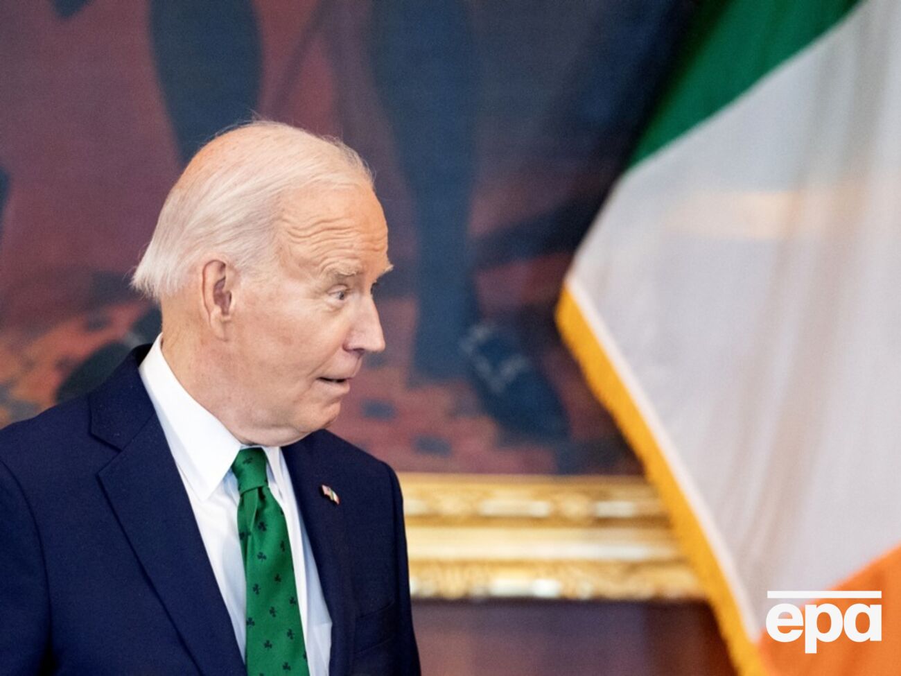 Байден принял участие в мероприятии, где политики и журналисты обмениваются юмористическими колкостями, отметили СМИ