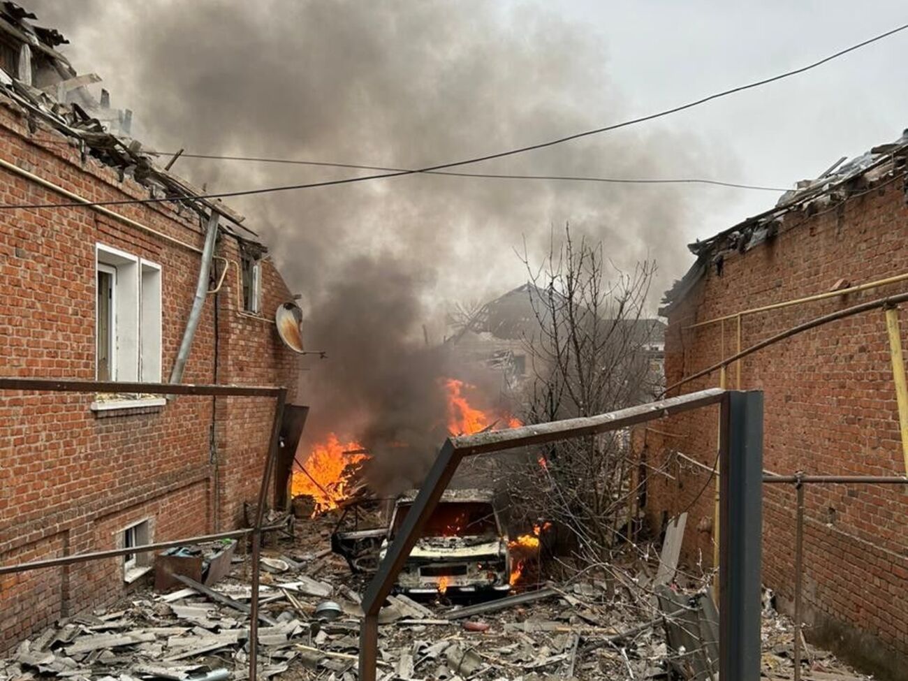 Приблизно о 15.30 росіяни завдали ударів по Вовчанську, зазначили в поліції Харківської області