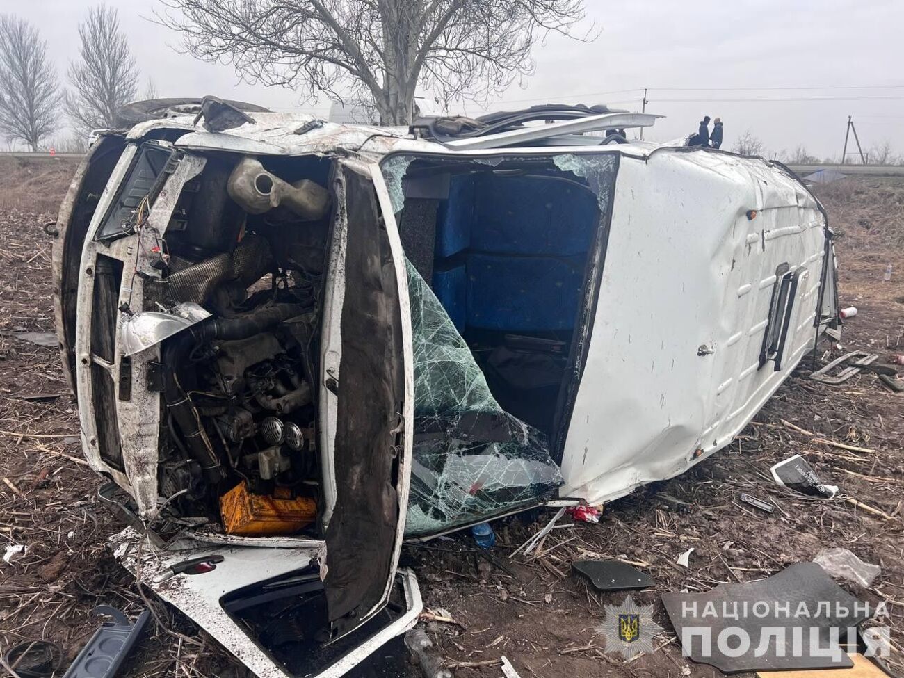 Мікроавтобус під час ДТП перекинувся