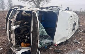 Мікроавтобус під час ДТП перекинувся