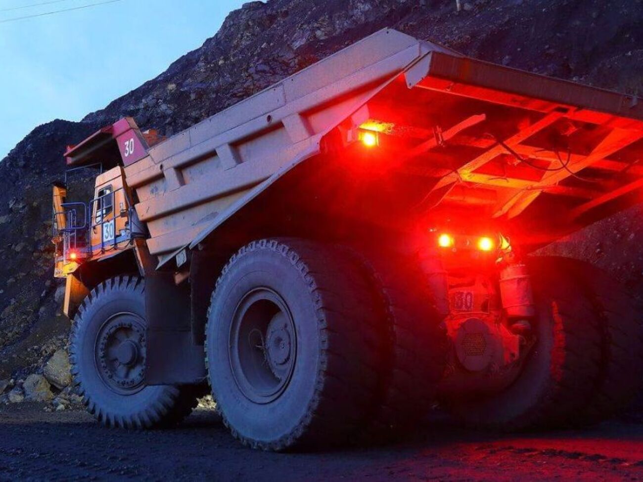 Сокращение выручки произошло в основном из-за снижения цен на сталь, железную руду и коксующийся уголь