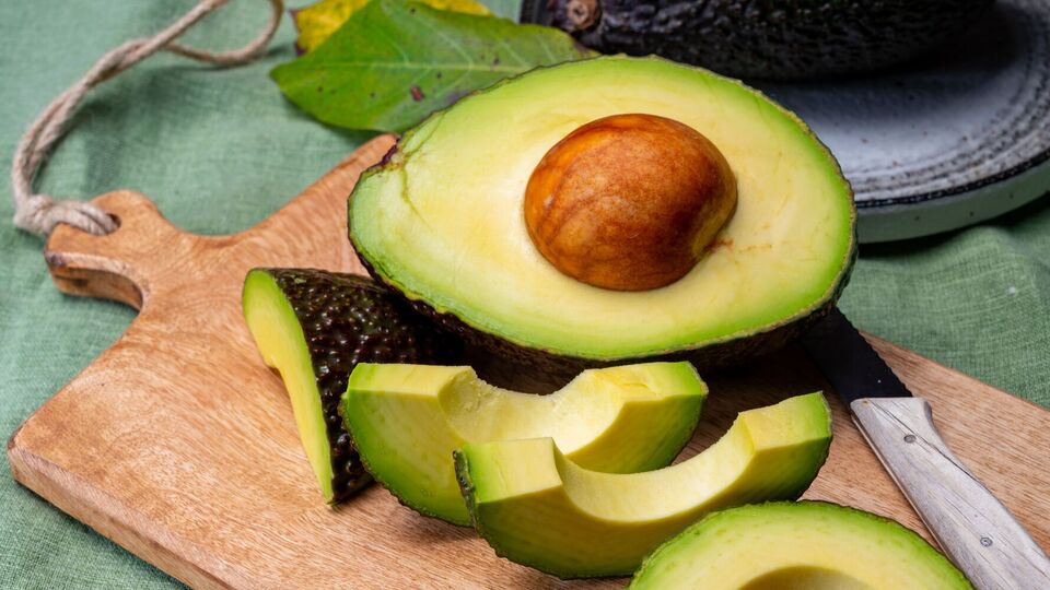 Авокадо дольше будет оставаться зеленым