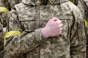 Сейчас в обществе царит мнение, что война только для бедных, отметила военный юрист