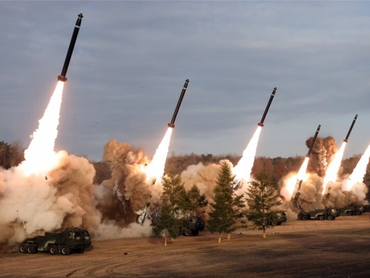 КНДР применила сверхбольшие реактивные системы залпового огня KN-25