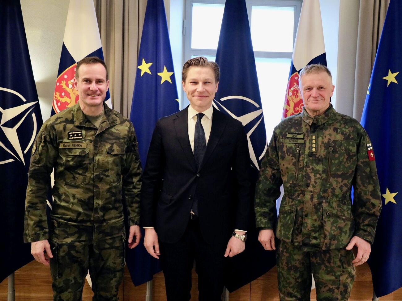 Хяккянен (в центре) встретился с командующим силами обороны Чехии