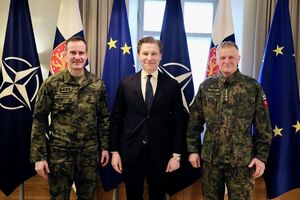 Хяккянен (в центре) встретился с командующим силами обороны Чехии