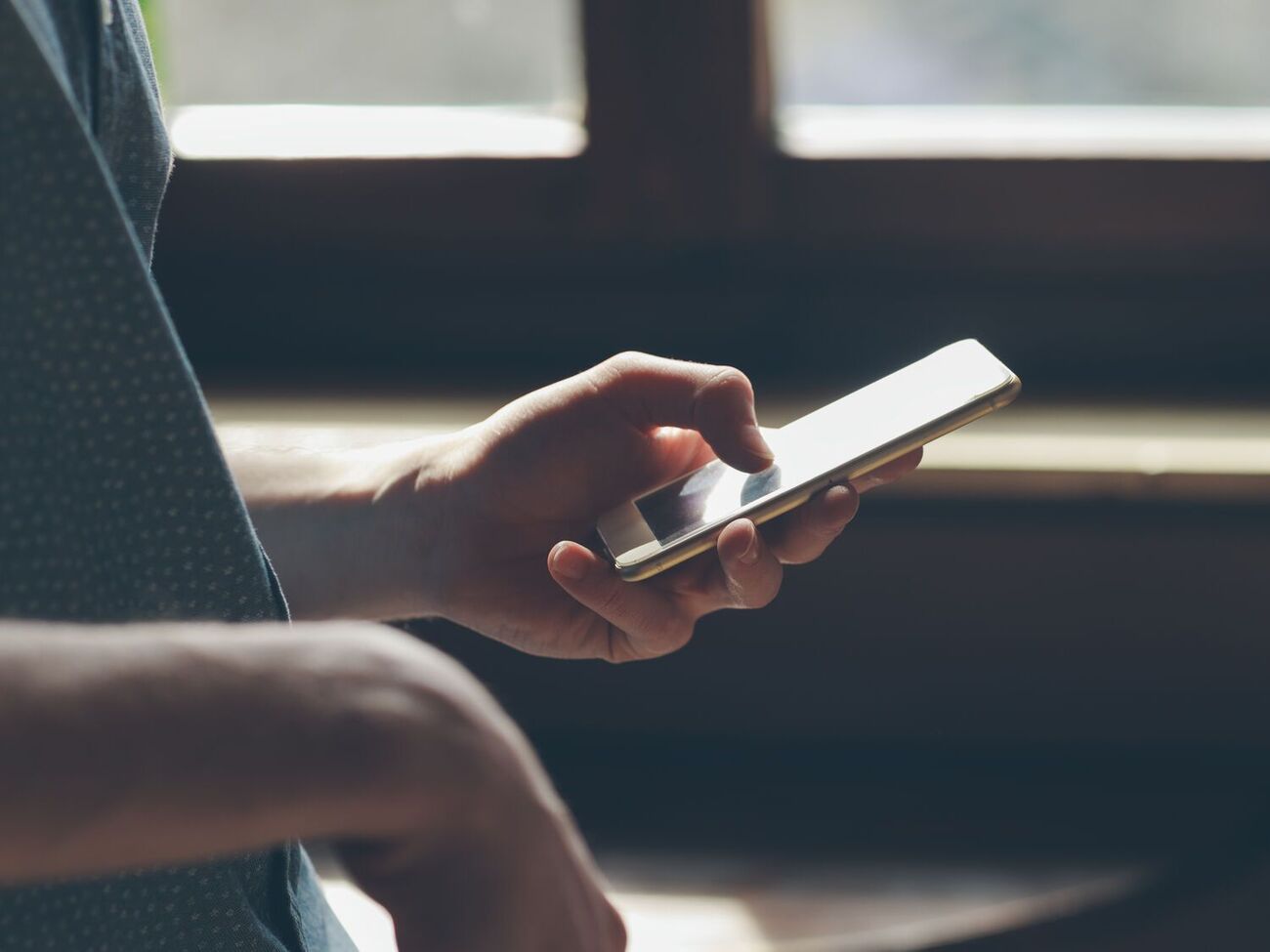 Окупанти під час рейдів по будинках у Херсонській області перевіряли мобільні телефони жителів, зазначили в ЦНС