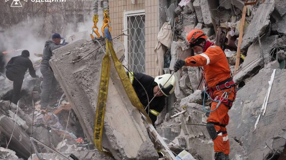 Окупанти ударом дрона зруйнували під'їзд у дев'ятиповерховому будинку в Одесі, загинуло четверо людей
