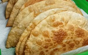 Обжаривайте чебуреки с каждой стороны на умеренном, ниже среднего огня, до золотистости