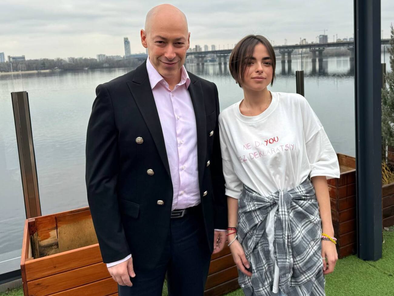 Морозюк – Гордону: Я с юмором отношусь к хейту. Все могут почитать надпись на моей футболке