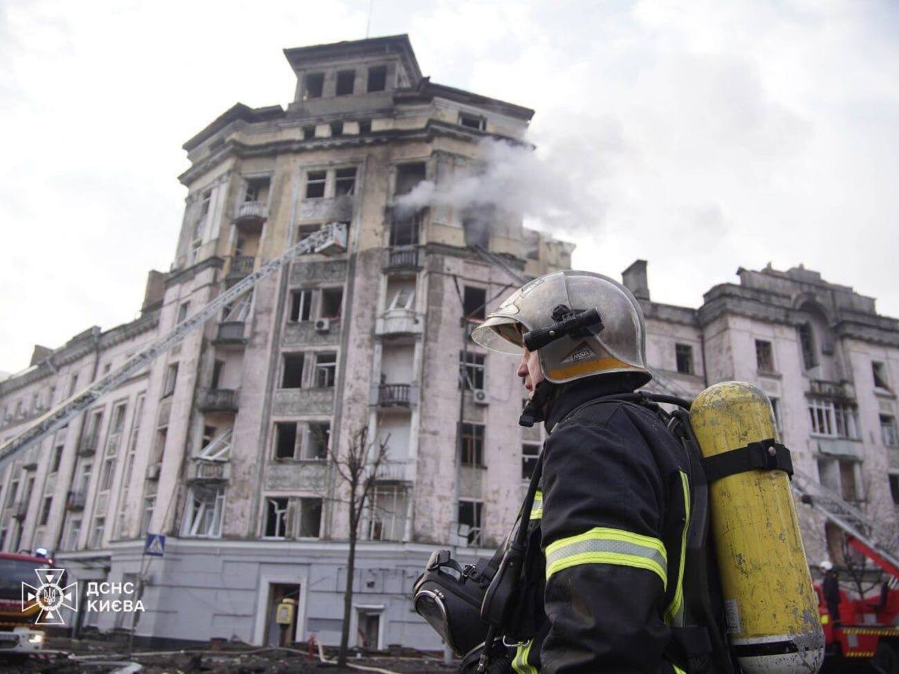 Тушили пожары и помогали людям 177 спасателей