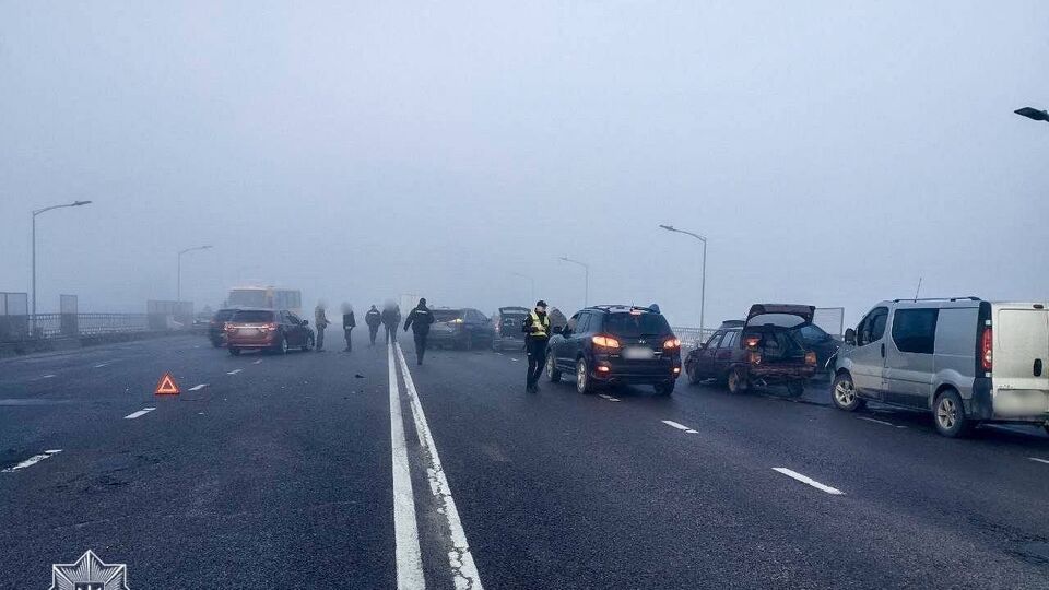Через аварію рух мостом обмежено