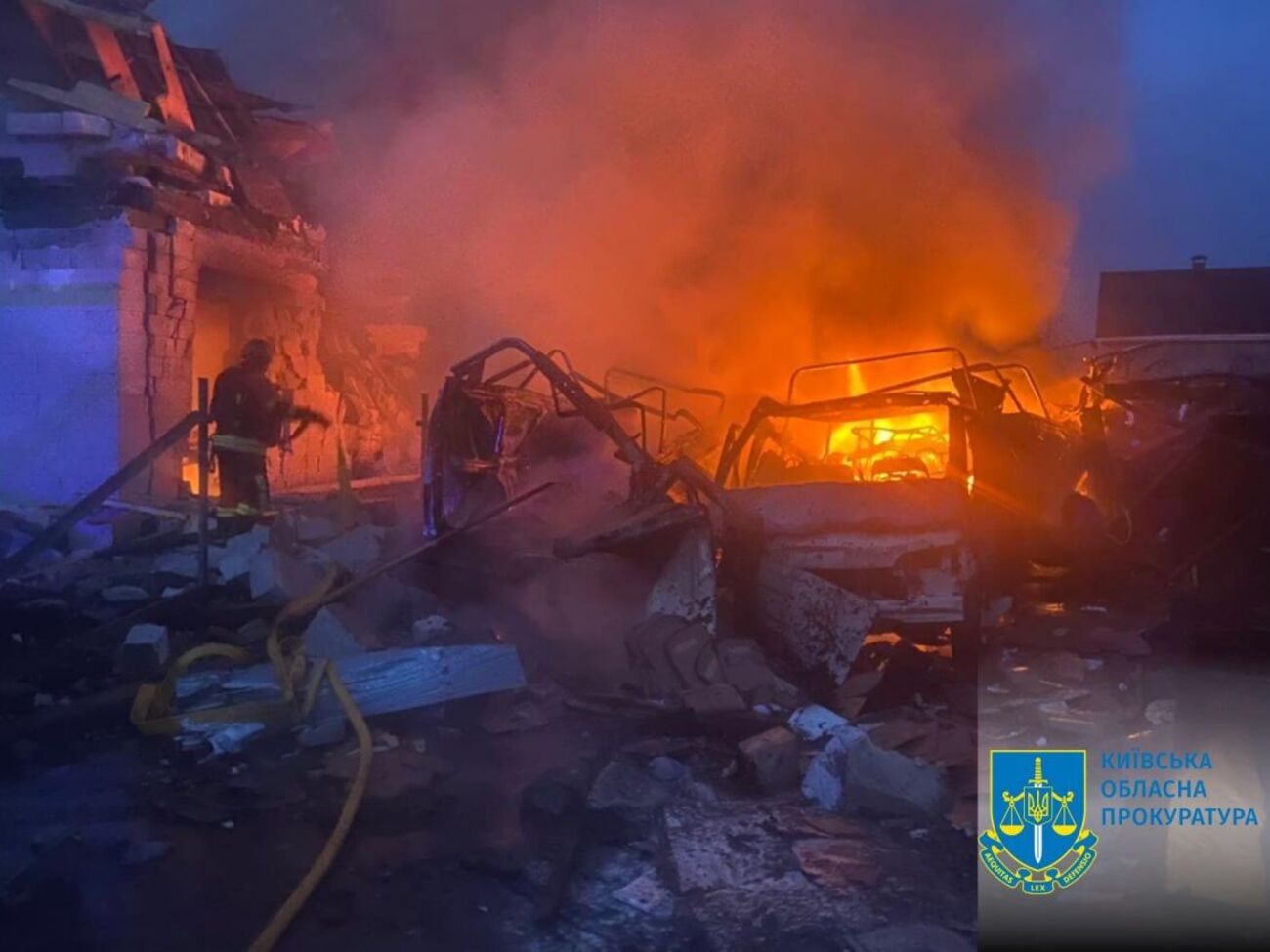 На місцях влучань уламків ворожих ракет зайнялися пожежі, кажуть у прокуратурі