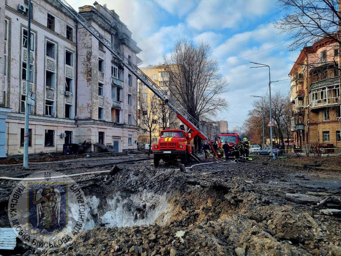 Обломки ракет стали причиной пожаров и разрушений в трех районах Киева и четырех районах Киевской области