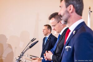 Сікорський (ліворуч) зробив заяву на саміті "Вишеградської четвірки"