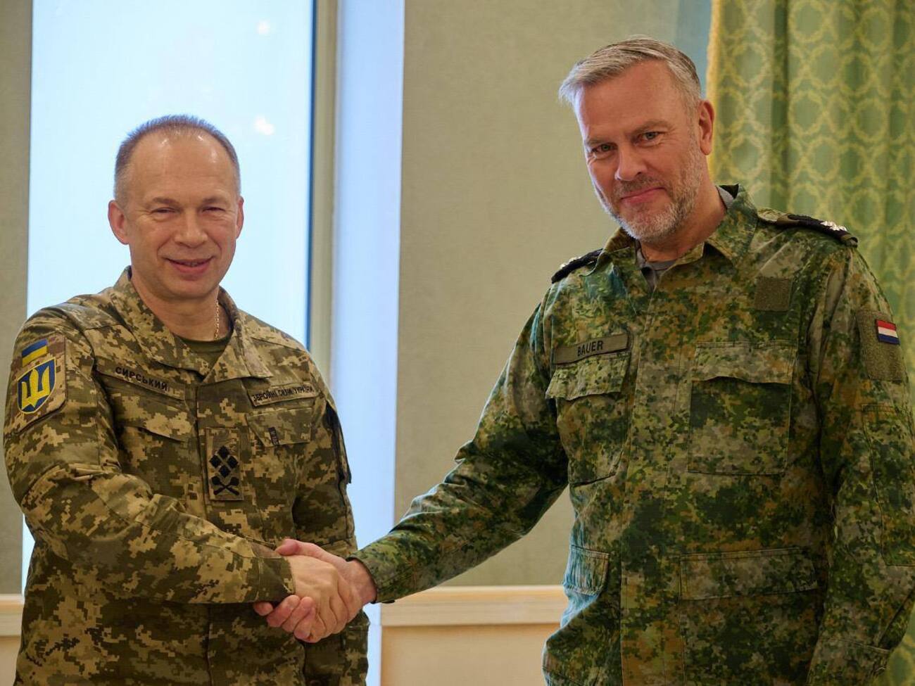 Сырский проинформировал Бауэра о ситуации на поле боя