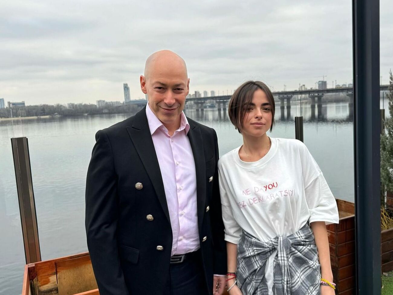 Морозюк пришла на встречу с Гордоном в футболке с принтом "Не даю без деклараций"