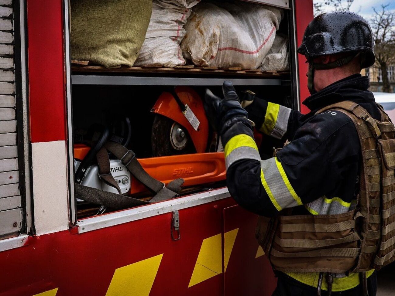 На месте прилета возникли незначительные возгорания, оперативно ликвидированные подразделениями ГСЧС