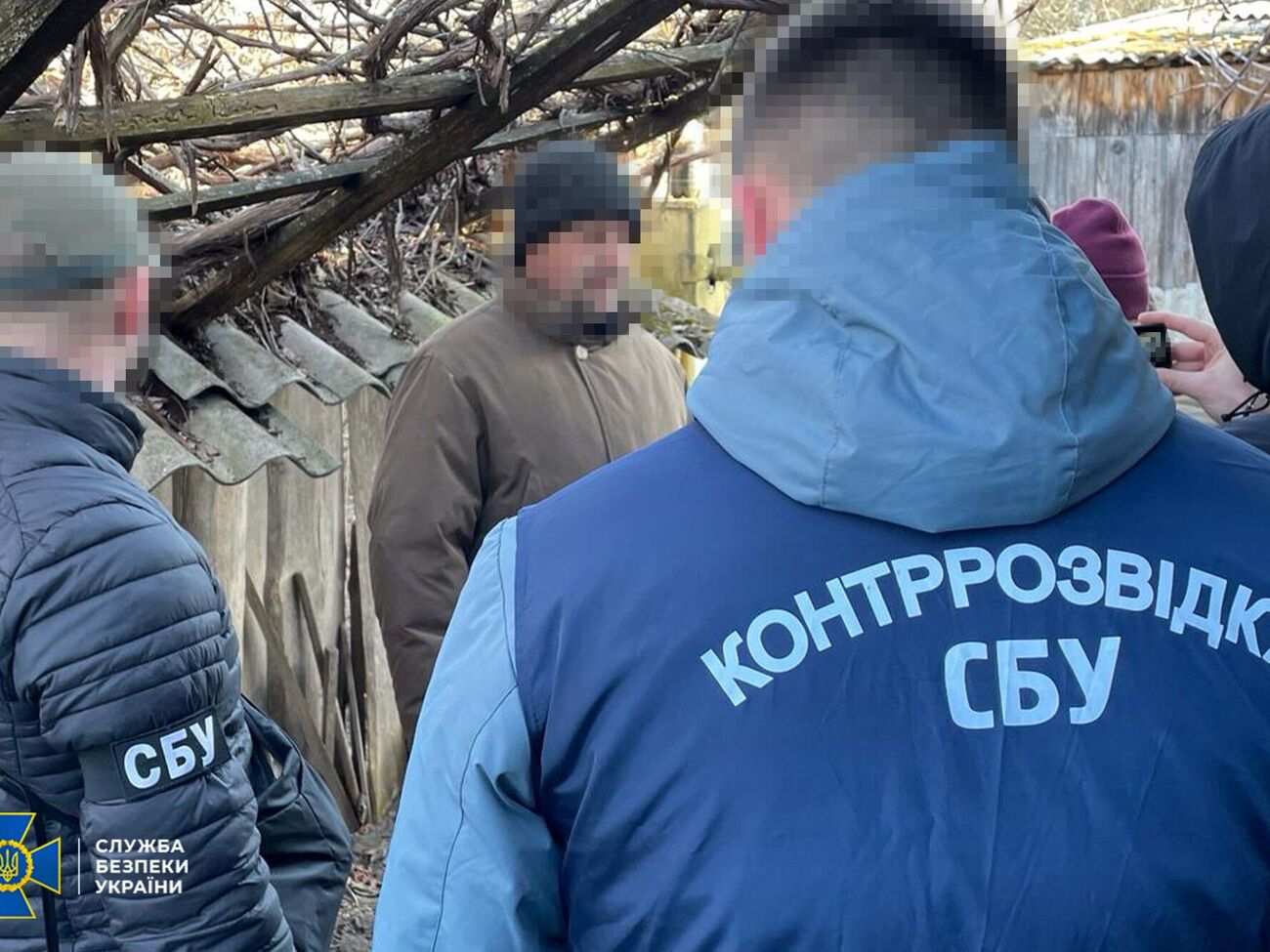 По данным СБУ, мужчину дистанционно завербовал сотрудник пограничного управления ФСБ РФ