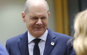 Средства от российских активов в первую очередь следует использовать для закупки того оружия и боеприпасов, которые необходимы Украине для самообороны, отметил Шольц