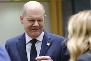 Кошти від російських активів насамперед треба використовувати для закупівлі тієї зброї й боєприпасів, які необхідні Україні для самооборони, зазначив Шольц